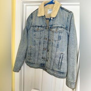 Teen boys/men Jean jacket with shearling style collar. Old navy, size medium